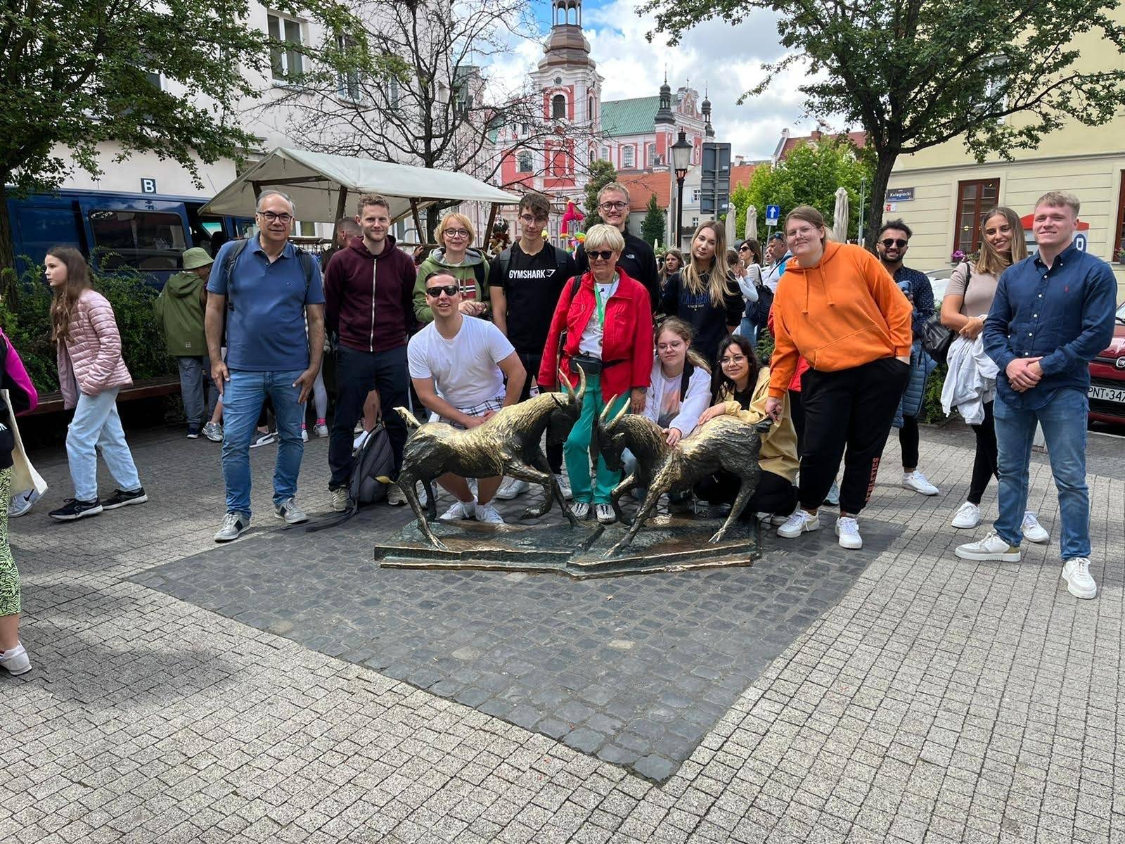 Eine Gruppe junger Menschen am zentralen Platz in Posen, Polen